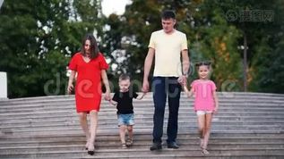 年轻的四口之家：爸爸，妈妈，女儿和儿子在公园里下楼，说话mov格式视频下载_正版视频编号1882830-摄图网