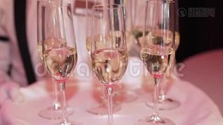 自助餐、香槟杯放在托盘上mov格式视频下载_正版视频编号2559480-摄图网