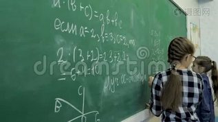 小学。 小女生在教室的绿色黑板上写数字mov格式视频下载_正版视频编号2634984-摄图网
