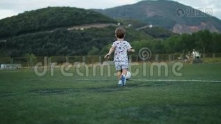 追踪一个小男孩在足球场上进球的镜头mov格式视频下载_正版视频编号3085772-摄图网