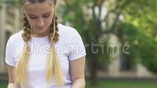 男孩送花给漂亮的女孩，惊喜，青春期的初恋mov格式视频下载_正版视频编号2182730-摄图网