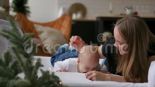 年轻的母亲拥抱她新生的孩子。 妈妈在照顾宝宝。 女人和新出生的男孩在白色的卧室里放松。 家庭mov格式视频下载_正版视频编号2258808-摄图网