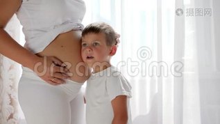 好奇的小儿子听着怀孕的母亲说`她的肚子很大mp4格式视频下载_正版视频编号2334241-摄图网