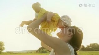 幸福的妈妈抱着她微笑的宝贝女儿mp4格式视频下载_正版视频编号3236203-摄图网
