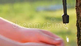 一个十几岁的少年在塑料水槽或饮水机下洗手，手中的水射流在他的手上mov格式视频下载_正版视频编号2259233-摄图网