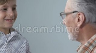 微笑的老人用爱拥抱孙子，世代相连，亲密无间mov格式视频下载_正版视频编号1809595-摄图网