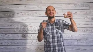 喝醉的人拿着一杯酒，在聚会上用麦克风唱歌mov格式视频下载_正版视频编号1509937-摄图网