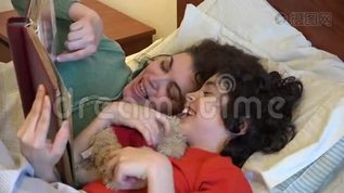 单身母亲和儿子看家庭照片mov格式视频下载_正版视频编号1060995-摄图网