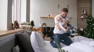 父亲和可爱的小女儿躺在家里的床上mov格式视频下载_正版视频编号1660367-摄图网