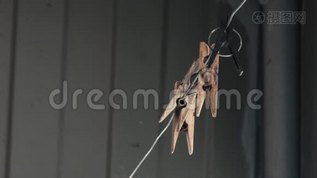 晾衣绳上的木制衣架mp4格式视频下载_正版视频编号3462281-摄图网