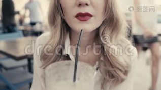 不可辨认的年轻白种人金发女人，卷发，红唇喝着酒精鸡尾酒mov格式视频下载_正版视频编号2862682-摄图网