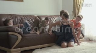 年轻的母亲在家里和儿子玩耍mov格式视频下载_正版视频编号837247-摄图网