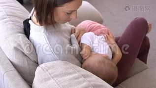 妈妈给她的女婴喂奶mov格式视频下载_正版视频编号1211433-摄图网