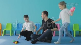 幸福的家庭-孩子们拥抱父亲。 爸爸和儿子和女儿一起玩。mov格式视频下载_正版视频编号3162872-摄图网