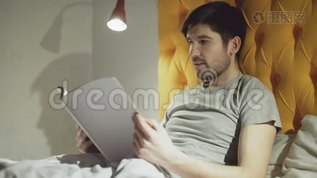 年轻的父亲看书，而他的小儿子在晚上睡觉前跳上床mov格式视频下载_正版视频编号2562259-摄图网