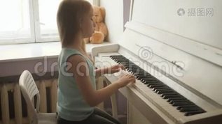 在家学习弹钢琴的小女孩.. 学龄前儿童玩音乐乐器mp4格式视频下载_正版视频编号2788028-摄图网