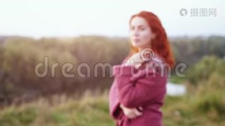 漂亮的红头发年轻女子在日落时在田野里摆姿势。 慢动作。 3840x2160mov格式视频下载_正版视频编号1436837-摄图网