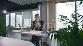 时髦的商务女性看笔记本电脑和打电话。 时尚的金发女郎在餐桌上工作mov格式视频下载_正版视频编号638774-摄图网