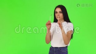 小女孩戴着粉色眼镜，看上去很自信mov格式视频下载_正版视频编号3014400-摄图网