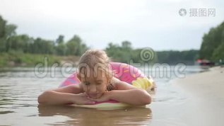 河上的女孩沐浴在圆管里。mp4格式视频下载_正版视频编号2488169-摄图网