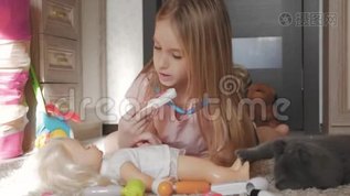 小女孩在房间里和她的娃娃玩医生。mp4格式视频下载_正版视频编号321838-摄图网
