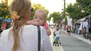年轻的母亲带着小女儿在城市大街上散步mov格式视频下载_正版视频编号2789404-摄图网