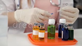 女医生将药物注入注射器并准备注射mov格式视频下载_正版视频编号1738075-摄图网