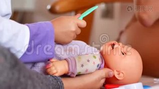 一个活跃的学前儿童，一个金发漂亮的小女孩，玩她的娃娃。 扮演医生mp4格式视频下载_正版视频编号1288892-摄图网