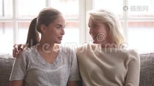快乐的小女儿和高年级的妈妈玩得开心mp4格式视频下载_正版视频编号3015953-摄图网
