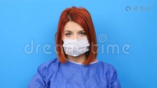 戴着面具的女科学家举起一根黄色液体的管子mov格式视频下载_正版视频编号1064788-摄图网