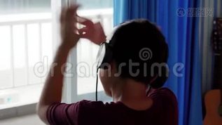 普雷特恩男孩在卧室里听音乐mp4格式视频下载_正版视频编号2187687-摄图网