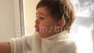 冬天，妈妈和儿子坐在房子的大窗户上mov格式视频下载_正版视频编号840423-摄图网
