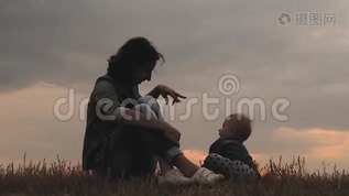快乐的母亲在日落时和小儿子玩。 年轻的白种人妈妈和小男孩晚上在户外玩得很开心。mp4格式视频下载_正版视频编号340390-摄图网