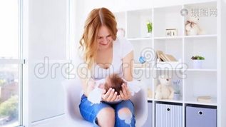 宝宝被妈妈抱着mov格式视频下载_正版视频编号3241201-摄图网