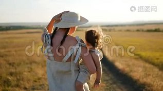 妈妈抱着小儿子，走进黄田mov格式视频下载_正版视频编号3466290-摄图网
