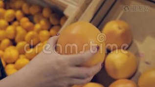杂货店的年轻女子检查一个柚子mov格式视频下载_正版视频编号991394-摄图网