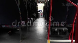 坐在公共汽车内的乘客坐在座位之间的竞争镜头mp4格式视频下载_正版视频编号598746-摄图网