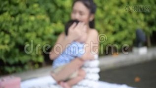 亚洲单身母亲在花园里和小儿子玩耍mov格式视频下载_正版视频编号841714-摄图网