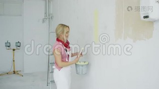 幼女用毛笔画墙.mp4格式视频下载_正版视频编号1066270-摄图网
