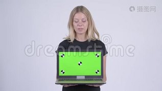 年轻快乐的金发女郎带着笔记本电脑，看上去很惊讶mov格式视频下载_正版视频编号917122-摄图网