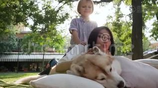 家庭和宠物，年轻的母子和哈士奇狗在公园里微笑mp4格式视频下载_正版视频编号2942956-摄图网