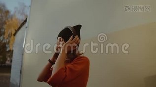 可爱的少女听耳机音乐和跳舞，都市风格，时髦的时髦少女戴黑帽听音乐mp4格式视频下载_正版视频编号917267-摄图网
