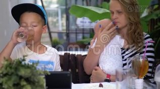 妈妈带着小女儿和大儿子在街头咖啡馆mov格式视频下载_正版视频编号3317962-摄图网