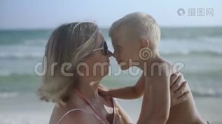 年轻的怀孕母亲和儿子坐在沙滩上，在夏天亲吻和玩耍mov格式视频下载_正版视频编号3093185-摄图网