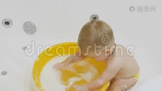可爱的男孩在洗澡时玩水mov格式视频下载_正版视频编号1216869-摄图网