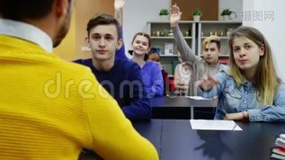 课堂上的男孩和女孩准备回答老师的问题mov格式视频下载_正版视频编号1890919-摄图网
