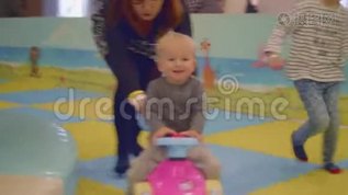 妈妈和小儿子玩得开心，妈妈和男孩一起推大玩具车mp4格式视频下载_正版视频编号843477-摄图网