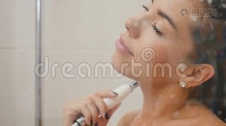 漂亮的女士洗个澡，在淋浴间里倒水mov格式视频下载_正版视频编号2793862-摄图网