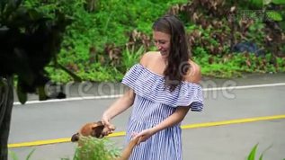 泰国玩街狗的年轻女子mov格式视频下载_正版视频编号1966593-摄图网