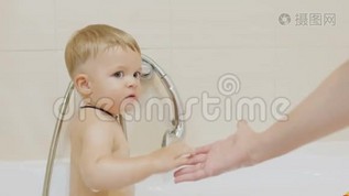 妈妈邀请漂亮男孩去洗澡mov格式视频下载_正版视频编号442567-摄图网